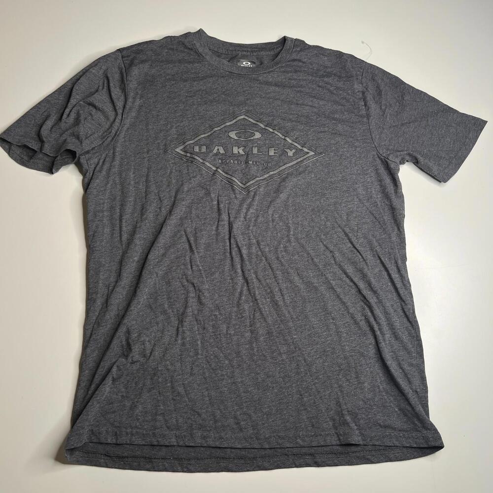 Oakley Buckle Exclusive Men’s T-Shirt XL Gray – Regular Fit Graphic Tee